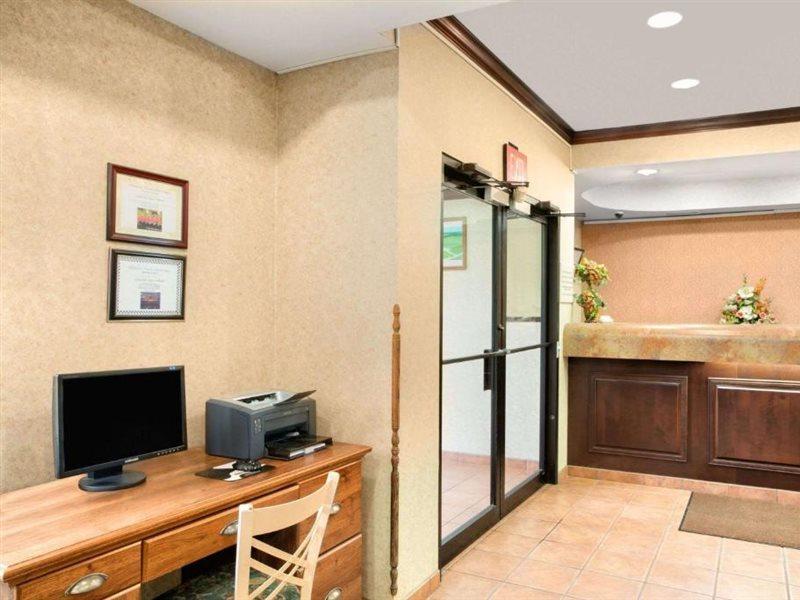 Super 8 by Wyndham Grayville Eksteriør billede