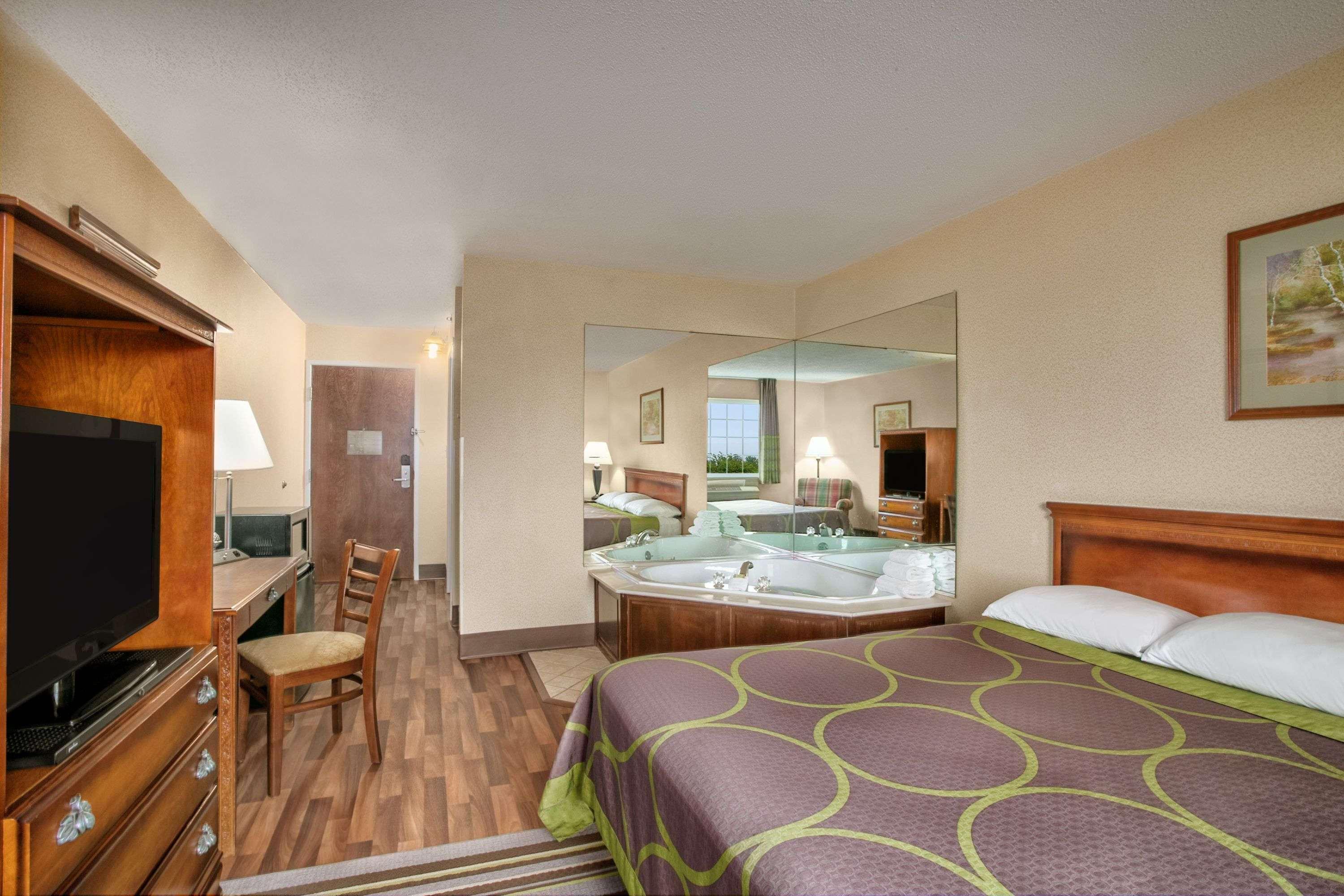 Super 8 by Wyndham Grayville Eksteriør billede