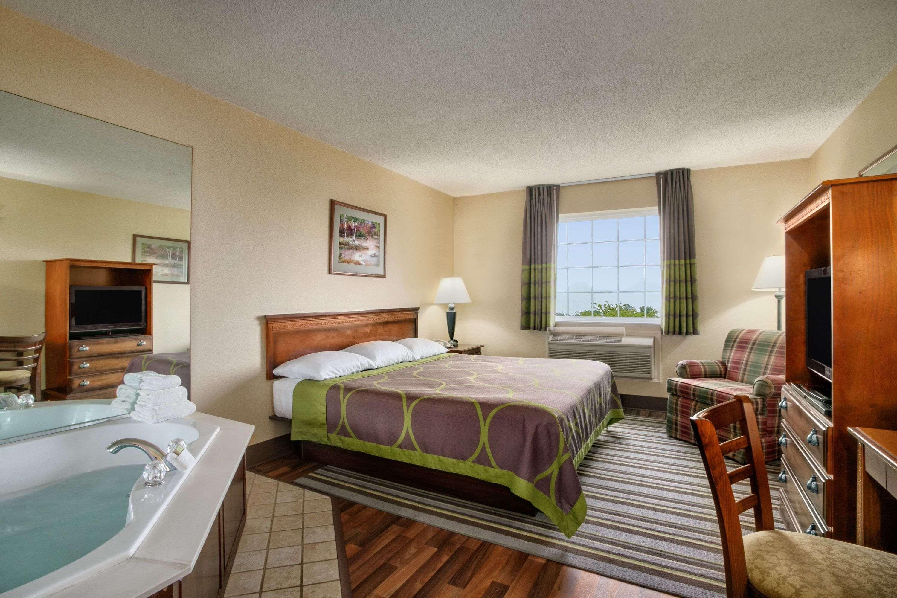 Super 8 by Wyndham Grayville Eksteriør billede
