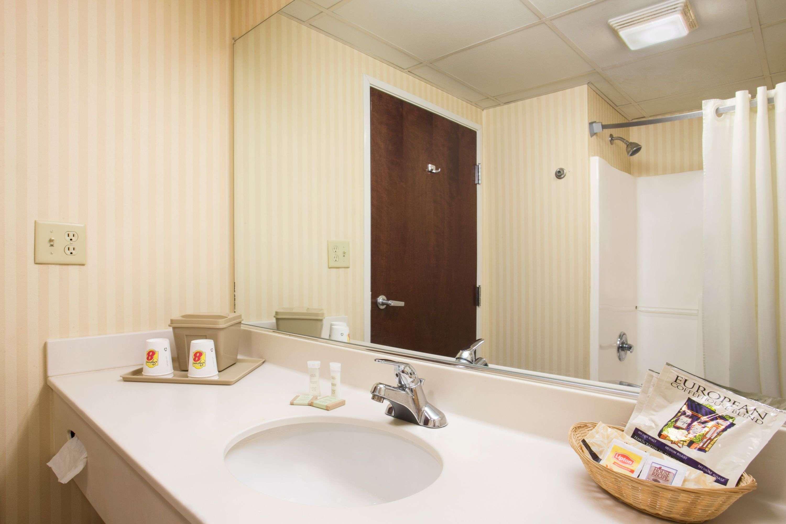 Super 8 by Wyndham Grayville Eksteriør billede